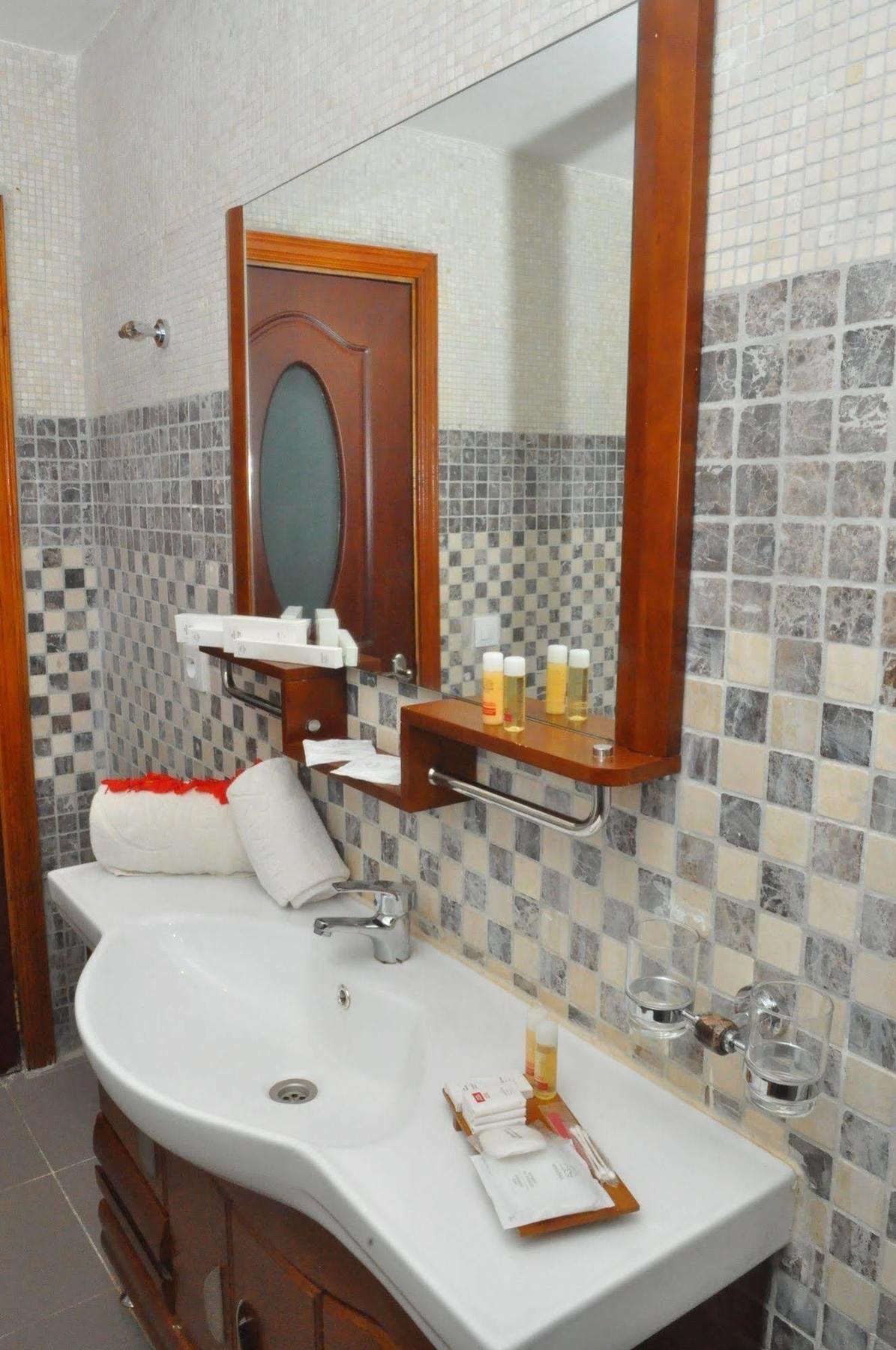 Riviera Royal Hotel โคนาครี ภายนอก รูปภาพ